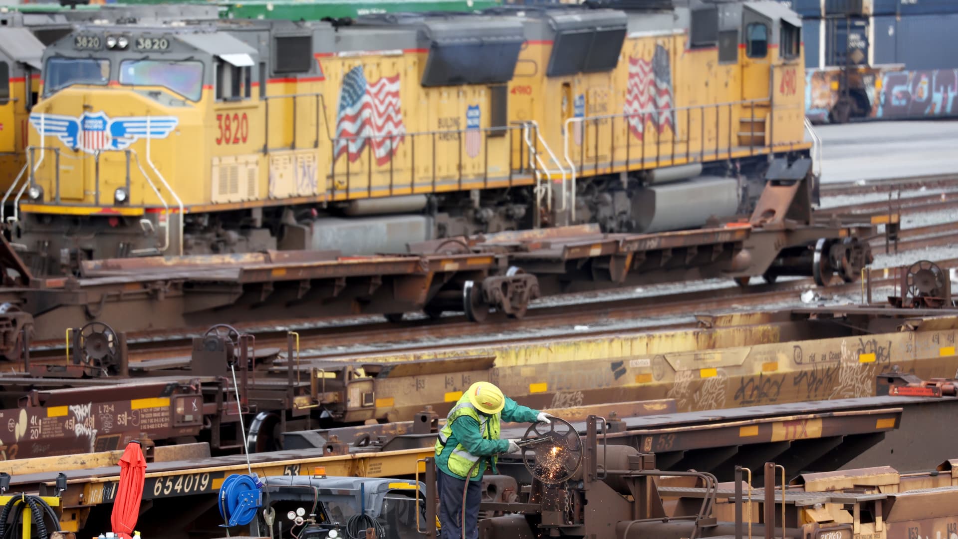 For first time in 61 years, freight rails break up on union technique