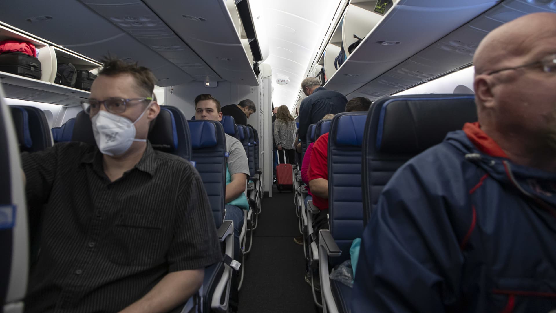 Senate report slams airways for raking in billions in seat charges