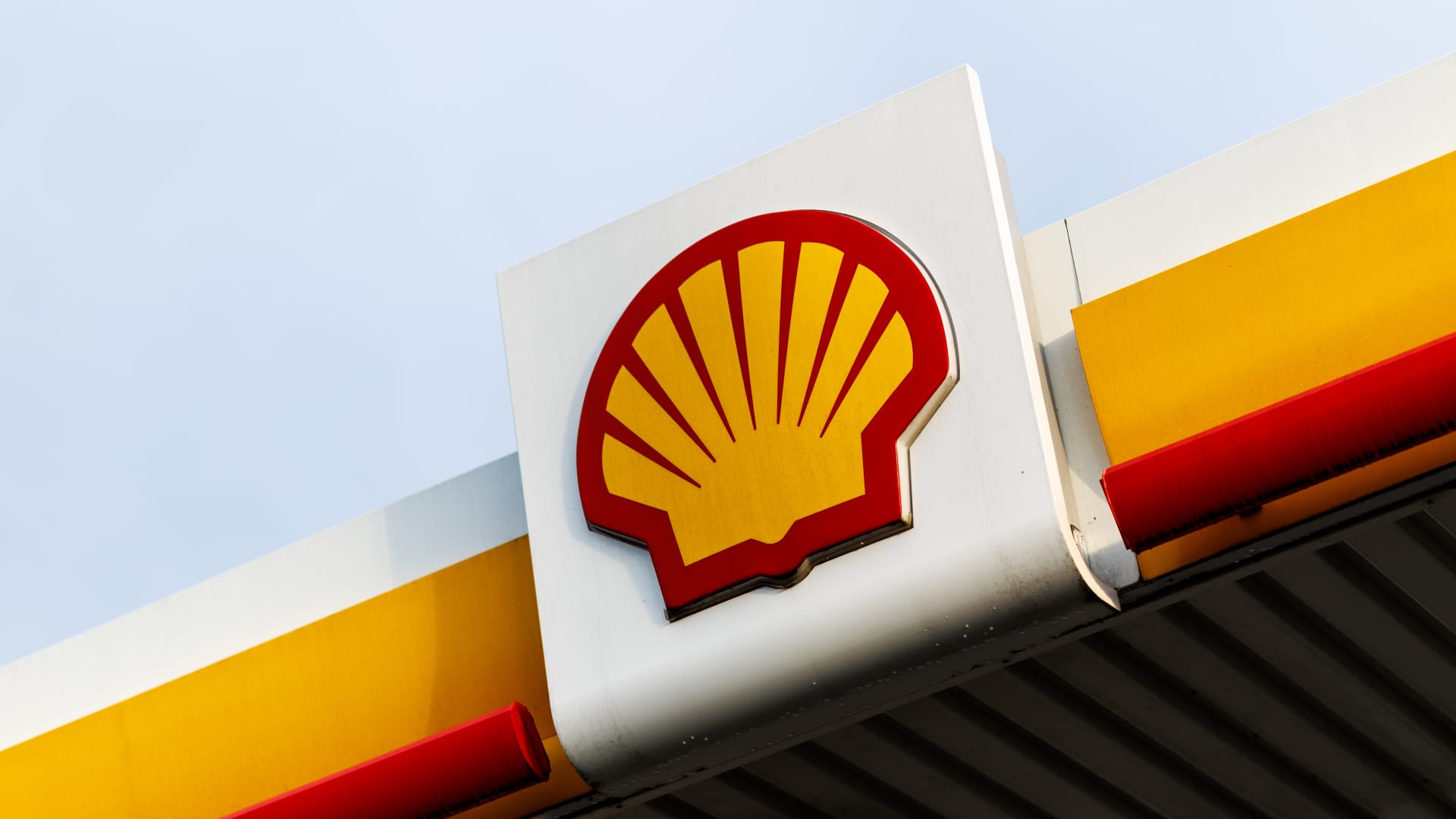 Oil large Shell beats expectations regardless of sharp drop in revenue