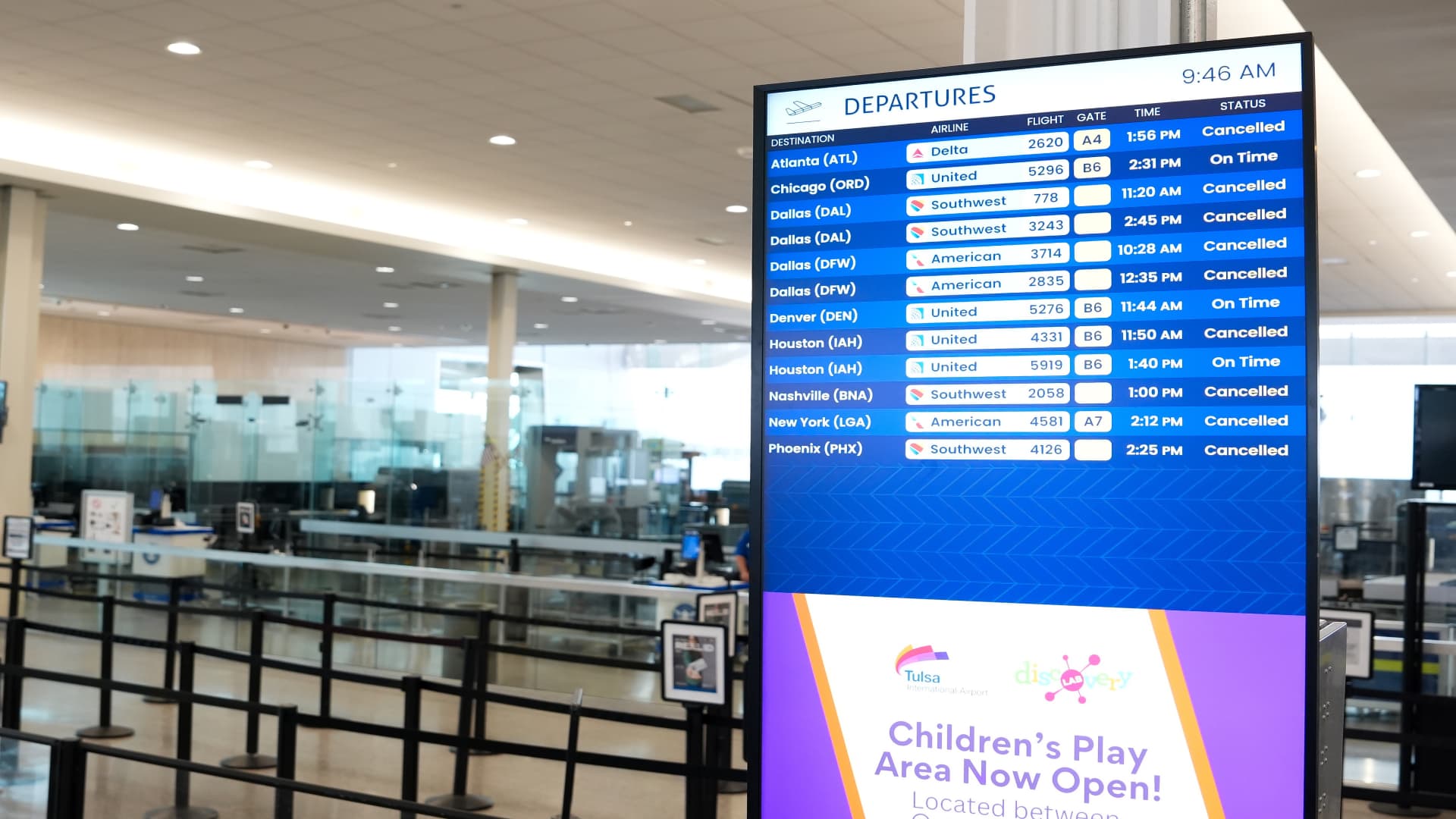 Airways cancel 14,000 flights as winter storm sweeps U.S.